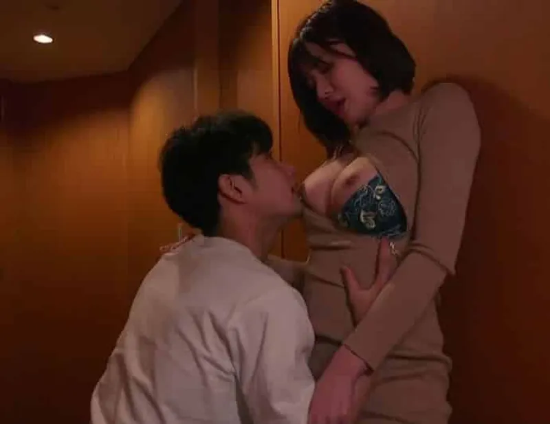 Bí mật hẹn hò với cô gái xinh đẹp nện giỏi hơn cả người yêu