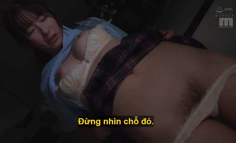 Ông sếp toan tính "làm tình" với cô nhân viên dưới quyền kiêu kỳ lười nhác, suốt ngày chỉ mải mê chat chit cùng người yêu.
